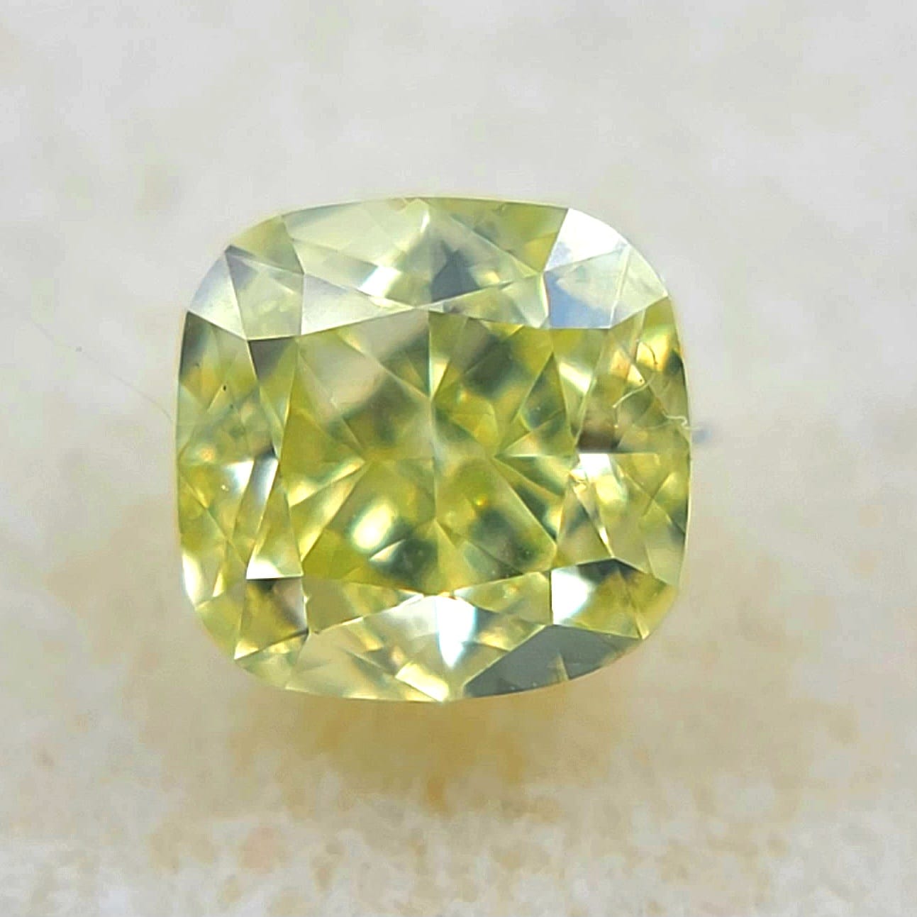 FANCY YELLOW GREEN 0.092ct SQ/RT2342/CGL FANCY YELLOW GREEN 0.092ct SQ/RT2342/CGL