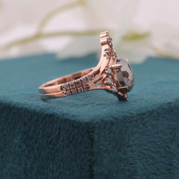 Black Diamond-Inspired Oval Ring in Rose Gold – Bold and Timeless Design