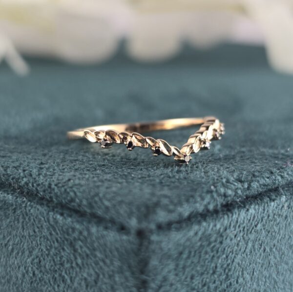 Elegant Spark with Edge – Round Black Diamond Band for Modern Souls