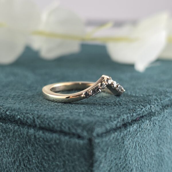 Sharp Beauty: Round & Baguette Salt and Pepper Diamond Band