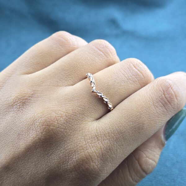 Elegant Spark with Edge – Round Black Diamond Band for Modern Souls