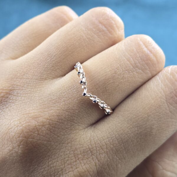 Elegant Spark with Edge – Round Black Diamond Band for Modern Souls